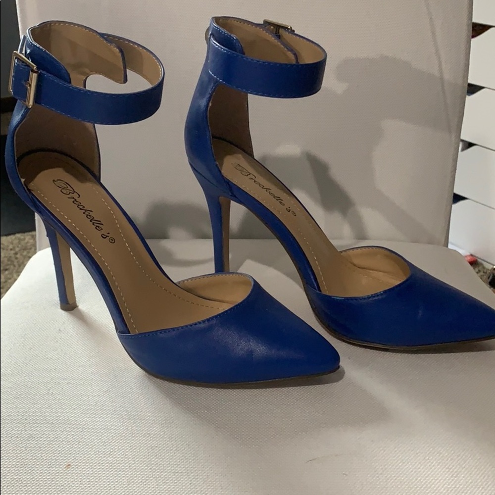 Breckelle’s Blue Strappy 4 inch Heel, Size 6.5